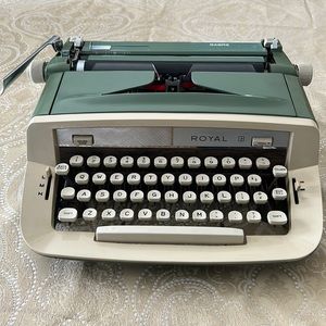Typewriter, Royal Sabre Precision Portable with original case from 1976.